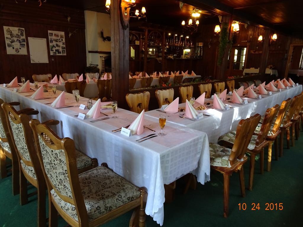 Lovecky Hotel Jivak โลว์เชนิเย ภายนอก รูปภาพ